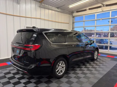 More photos of 2025 Chrysler Pacifica Select at Candy Cars, NY