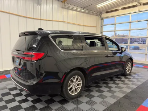More photos of 2025 Chrysler Pacifica Select at Candy Cars, NY