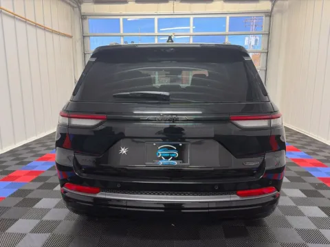 More photos of 2026 Jeep Grand Cherokee Summit at Candy Cars, NY