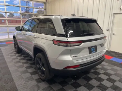 More photos of 2022 Jeep Grand Cherokee Altitude at Candy Cars, NY