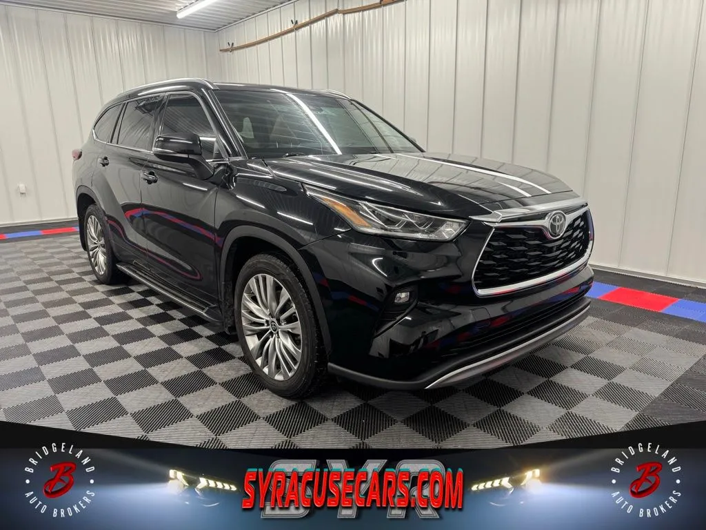 2022 Toyota Highlander Platinum's photo