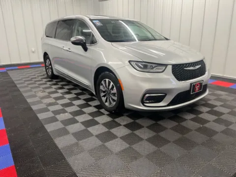 Photos of 2023 Chrysler Pacifica Hybrid Limited for sale in Bridgeport, NY at Bridgeland Auto Brokers