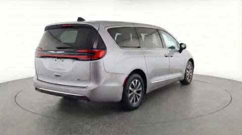 More photos of 2023 Chrysler Pacifica Hybrid Limited at Bridgeland Auto Brokers, NY