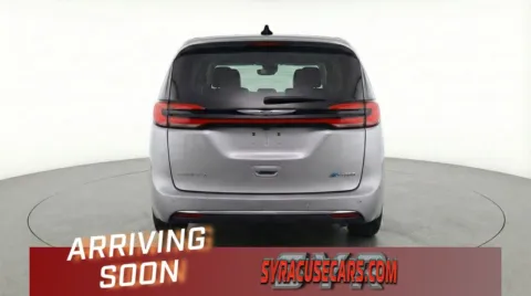 More photos of 2023 Chrysler Pacifica Hybrid Limited at Bridgeland Auto Brokers, NY