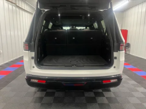More photos of 2024 Jeep Wagoneer Series II at Bridgeland Auto Brokers, NY