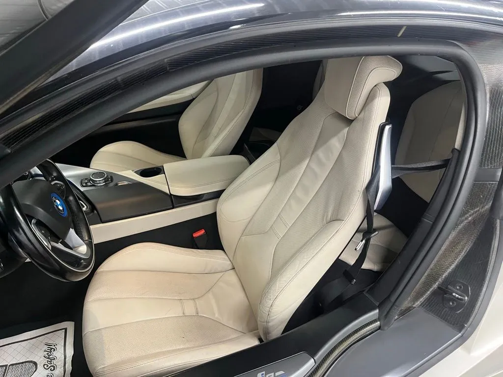 2016 BMW i8 - Photo 11