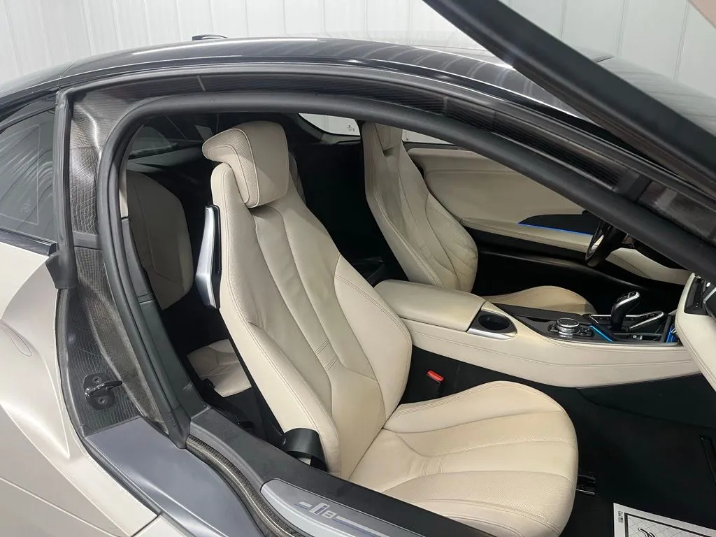 2016 BMW i8 - Photo 21