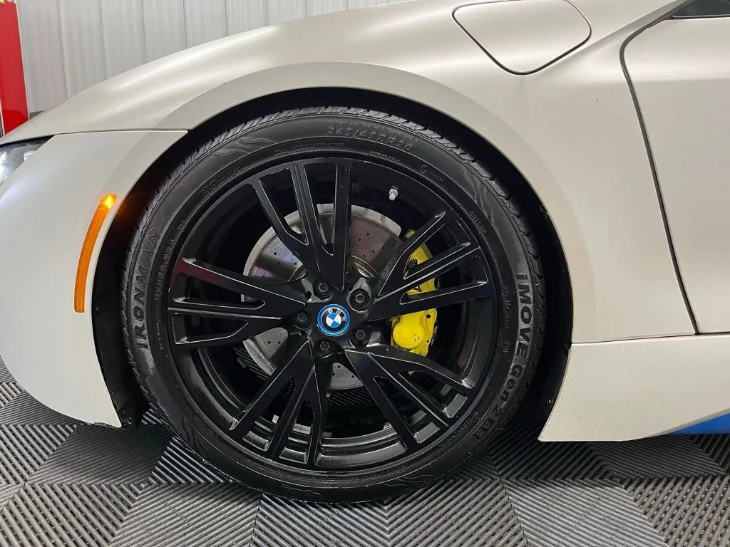 2016 BMW i8 - Photo 24