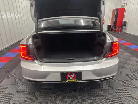 More photos of 2020 Volvo S90 T6 Momentum at Bridgeland Auto Brokers, NY