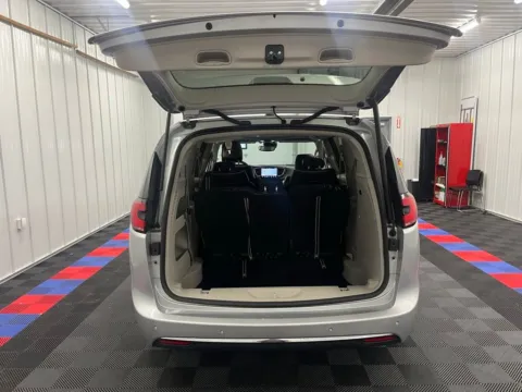 More photos of 2024 Chrysler Pacifica Limited at Bridgeland Auto Brokers, NY