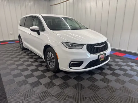 Photos of 2023 Chrysler Pacifica Hybrid Touring L for sale in Bridgeport, NY at Bridgeland Auto Brokers