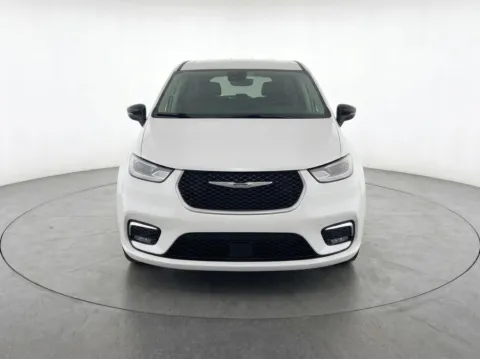 More photos of 2024 Chrysler Pacifica Touring L at Bridgeland Auto Brokers, NY