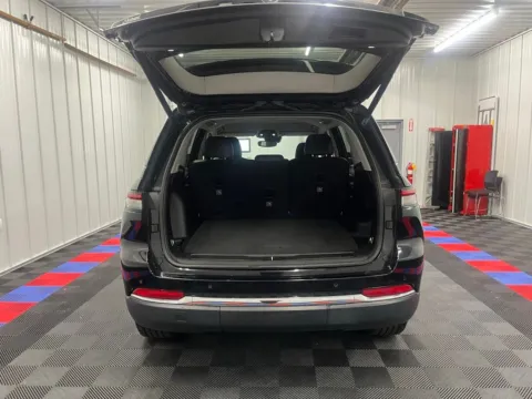 More photos of 2023 Jeep Grand Cherokee Limited at Bridgeland Auto Brokers, NY