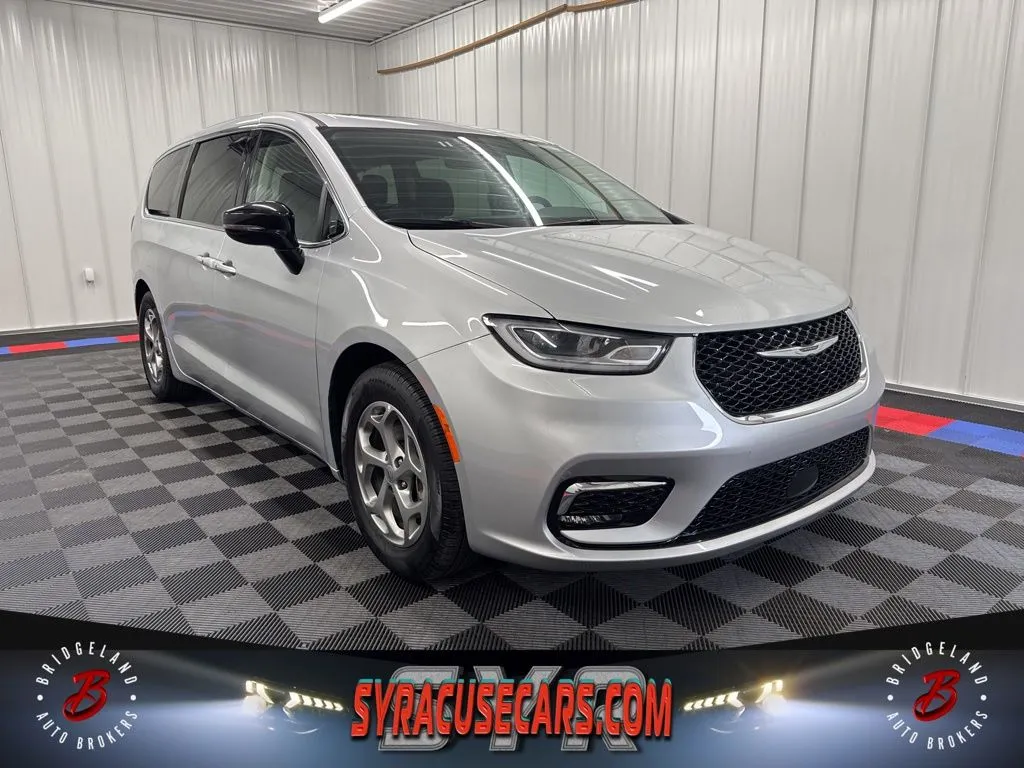 2024 Chrysler Pacifica Limited's photo