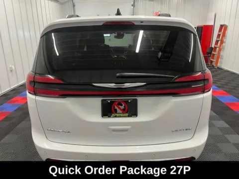 More photos of 2023 Chrysler Pacifica Limited at Bridgeland Auto Brokers, NY