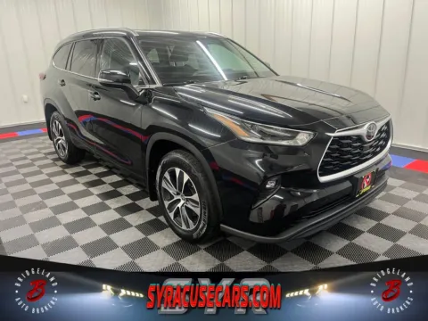 Black 2021 Toyota Highlander XLE for sale in Bridgeport, NY