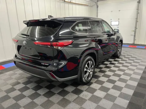 Photos of 2021 Toyota Highlander XLE for sale in Bridgeport, NY at Bridgeland Auto Brokers