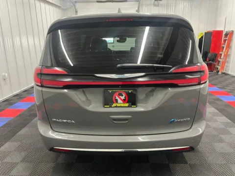 More photos of 2021 Chrysler Pacifica Hybrid Touring L at Bridgeland Auto Brokers, NY