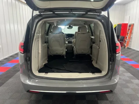 More photos of 2021 Chrysler Pacifica Hybrid Touring L at Bridgeland Auto Brokers, NY