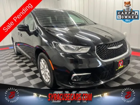 Black 2025 Chrysler Pacifica Select for sale in Bridgeport, NY