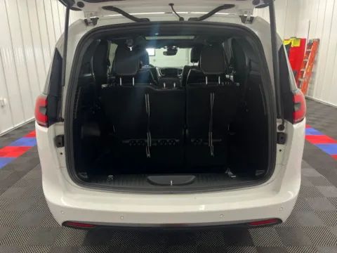 More photos of 2025 Chrysler Pacifica Limited at Bridgeland Auto Brokers, NY