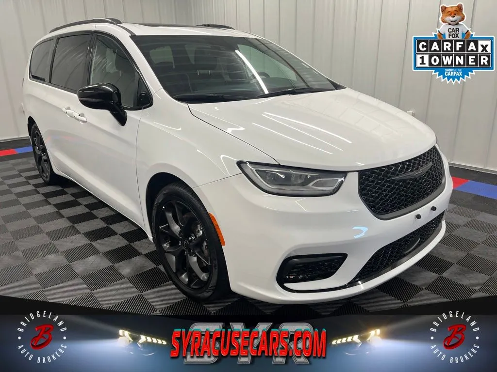 White 2025 Chrysler Pacifica Limited for sale in Bridgeport, NY