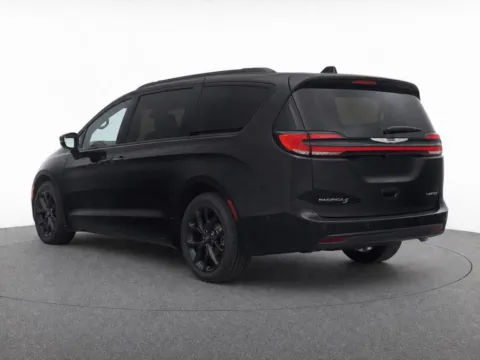 More photos of 2025 Chrysler Pacifica Limited at Bridgeland Auto Brokers, NY