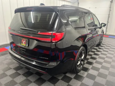 Another view of 2025 Chrysler Pacifica Limited for sale in Bridgeport, NY at Bridgeland Auto Brokers