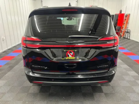 More photos of 2025 Chrysler Pacifica Limited at Bridgeland Auto Brokers, NY