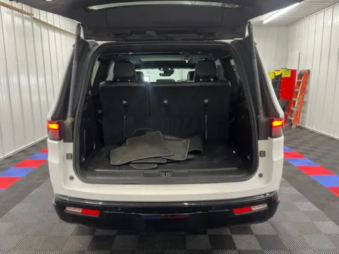 More photos of 2024 Jeep Wagoneer Series II at Bridgeland Auto Brokers, NY