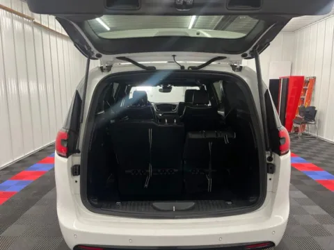 More photos of 2025 Chrysler Pacifica Limited at Bridgeland Auto Brokers, NY