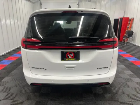 More photos of 2025 Chrysler Pacifica Limited at Bridgeland Auto Brokers, NY