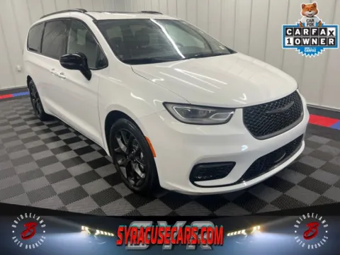 White 2025 Chrysler Pacifica Limited for sale in Bridgeport, NY
