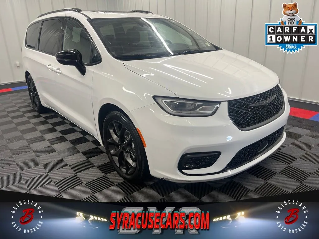 White 2025 Chrysler Pacifica Limited for sale in Bridgeport, NY