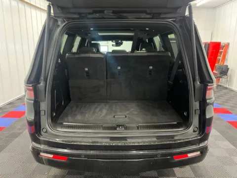 More photos of 2024 Jeep Wagoneer Series II at Bridgeland Auto Brokers, NY