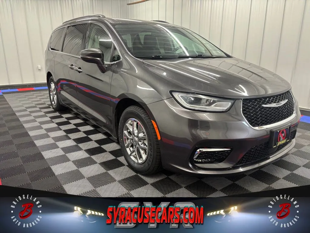2022 Chrysler Pacifica Touring L for sale in Bridgeport, NY