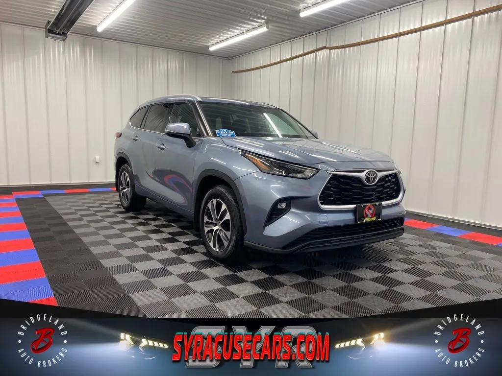 Gray 2022 Toyota Highlander XLE for sale in Bridgeport, NY