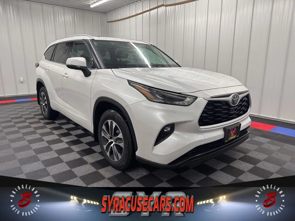 White 2022 Toyota Highlander XLE for sale in Bridgeport, NY