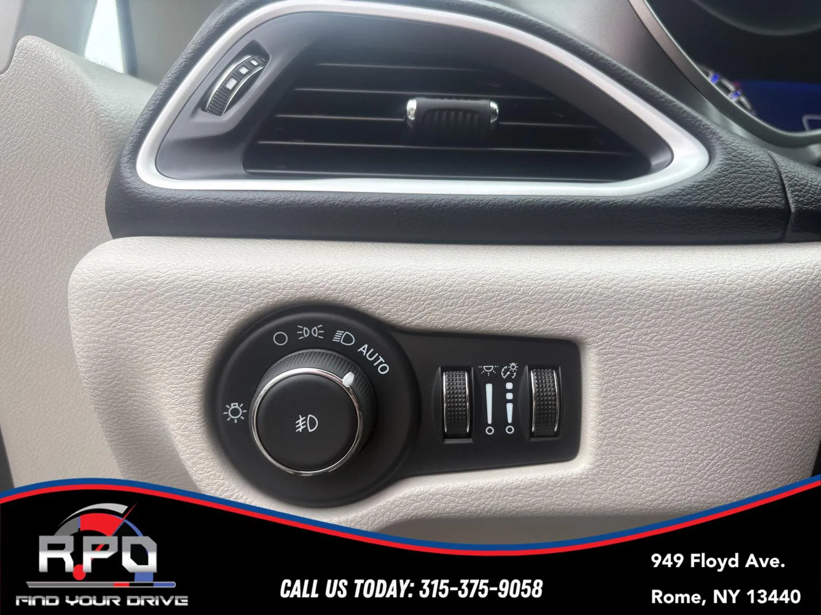 2024 Chrysler Pacifica Touring L - Photo 27