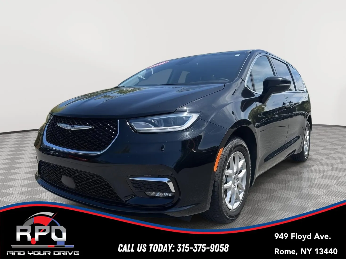 2024 Chrysler Pacifica Touring L's photo