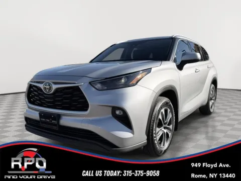 Silver 2022 Toyota Highlander XLE for sale in Rome, NY