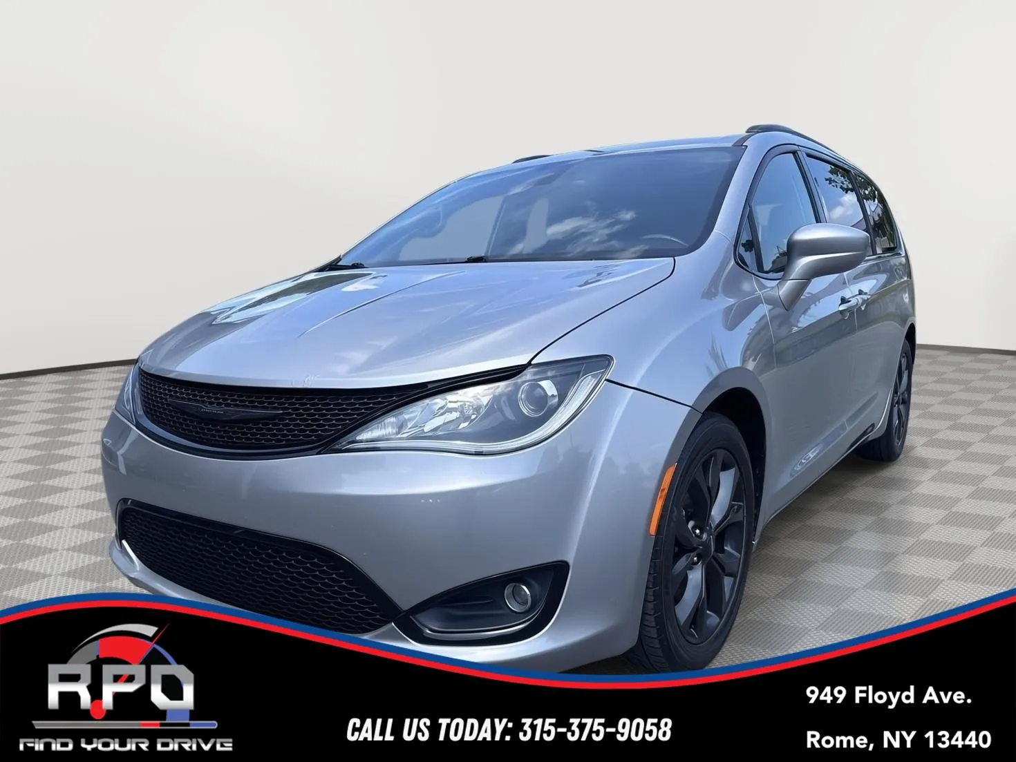 Silver 2018 Chrysler Pacifica Touring L for sale in Rome, NY