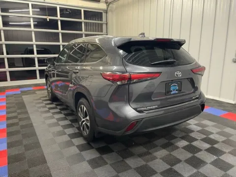More photos of 2022 Toyota Highlander XLE at Candy Cars, NY