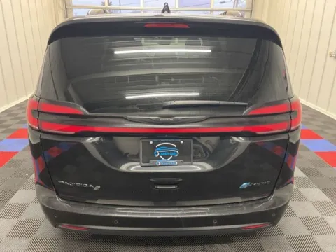 More photos of 2024 Chrysler Pacifica Hybrid Select at Candy Cars, NY