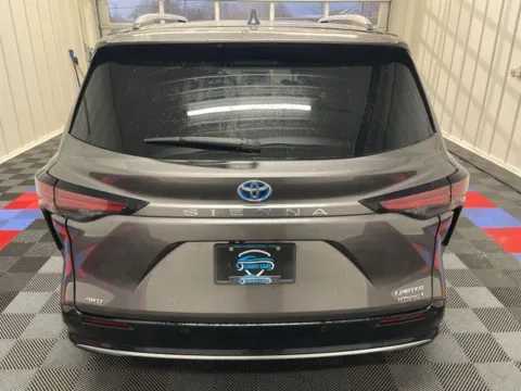 More photos of 2022 Toyota Sienna Limited at Candy Cars, NY