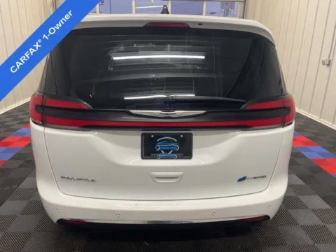 More photos of 2023 Chrysler Pacifica Hybrid Limited at Candy Cars, NY