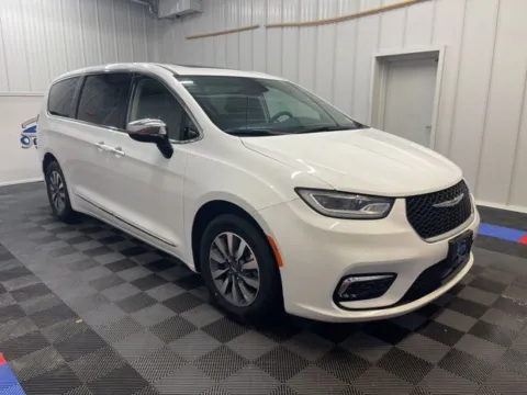 Photos of 2023 Chrysler Pacifica Hybrid Limited for sale in Syracuse, NY at Candy Cars