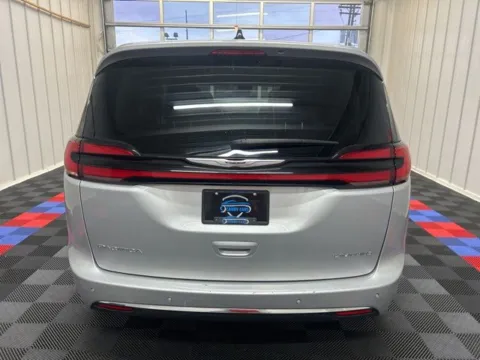 More photos of 2024 Chrysler Pacifica Limited at Candy Cars, NY