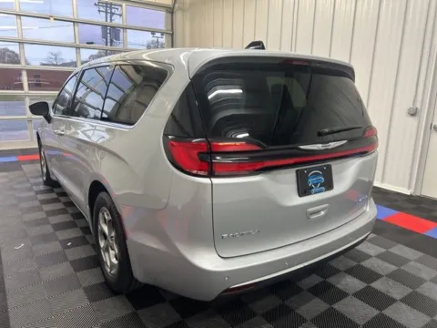 More photos of 2024 Chrysler Pacifica Limited at Candy Cars, NY