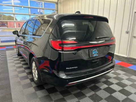 More photos of 2025 Chrysler Pacifica Select at Candy Cars, NY